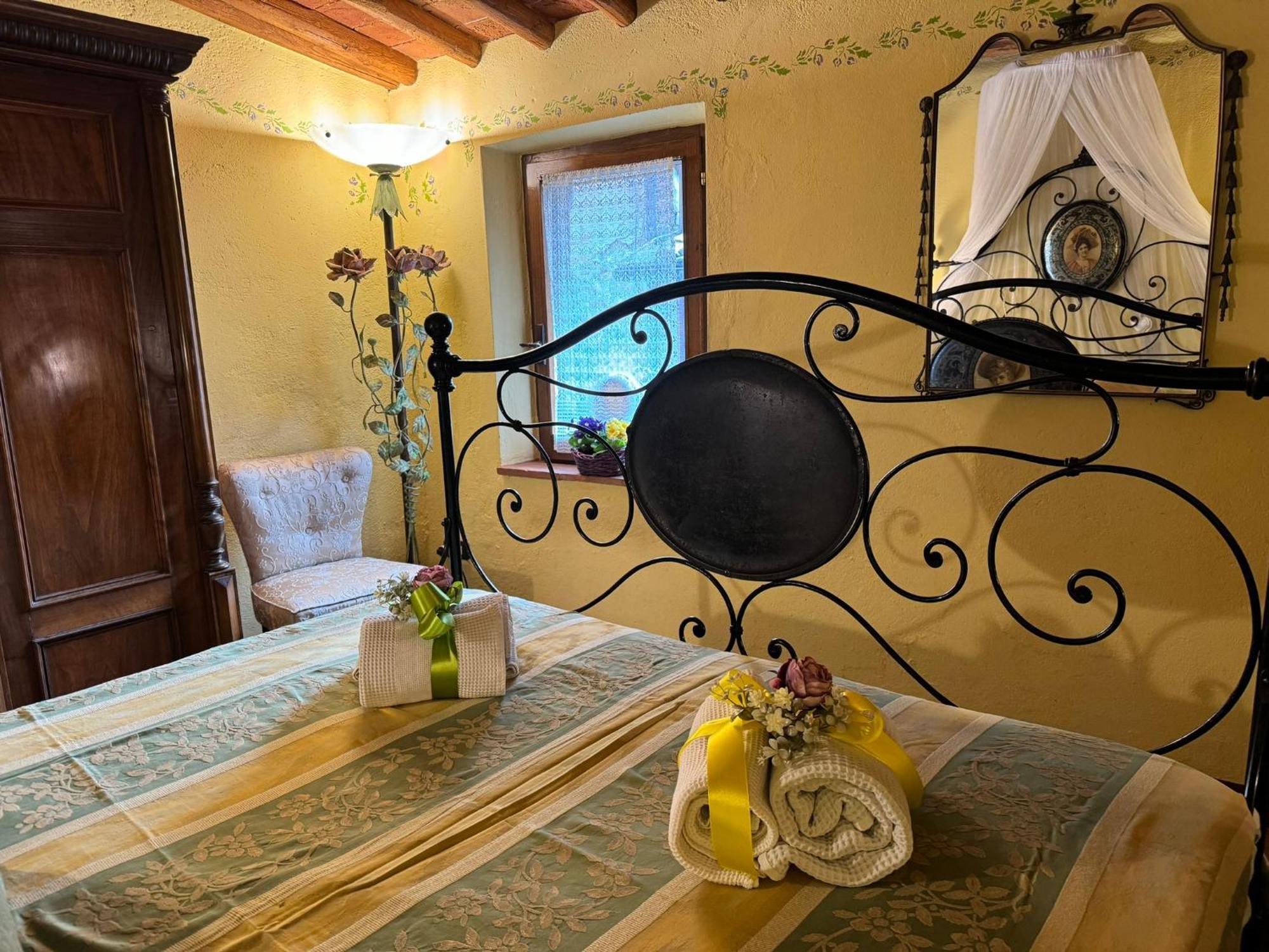 Casa Giulia, Il Gioiello Del Borgo Apartment Certaldo Bagian luar foto